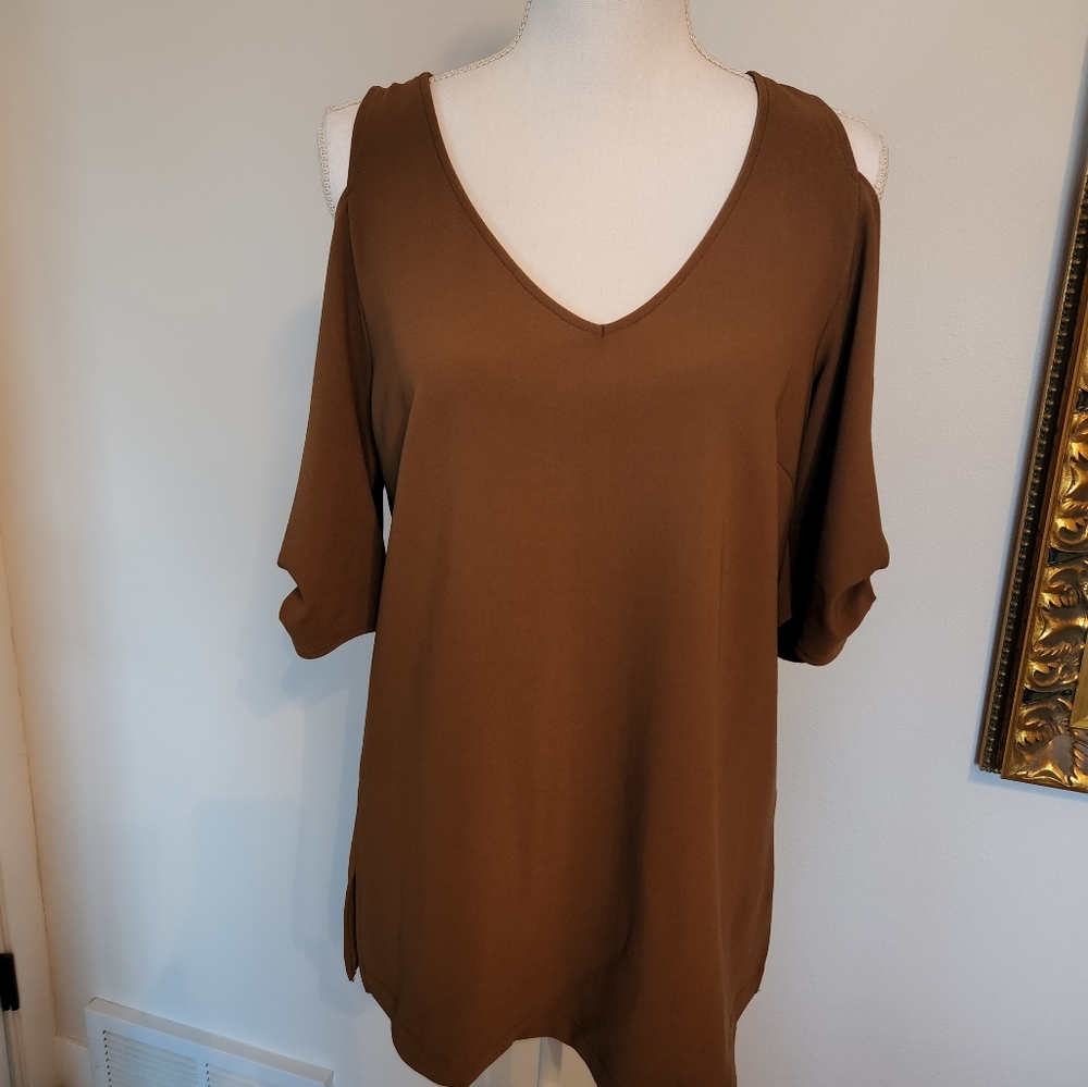 Travelers cold shoulder pant suit, medium